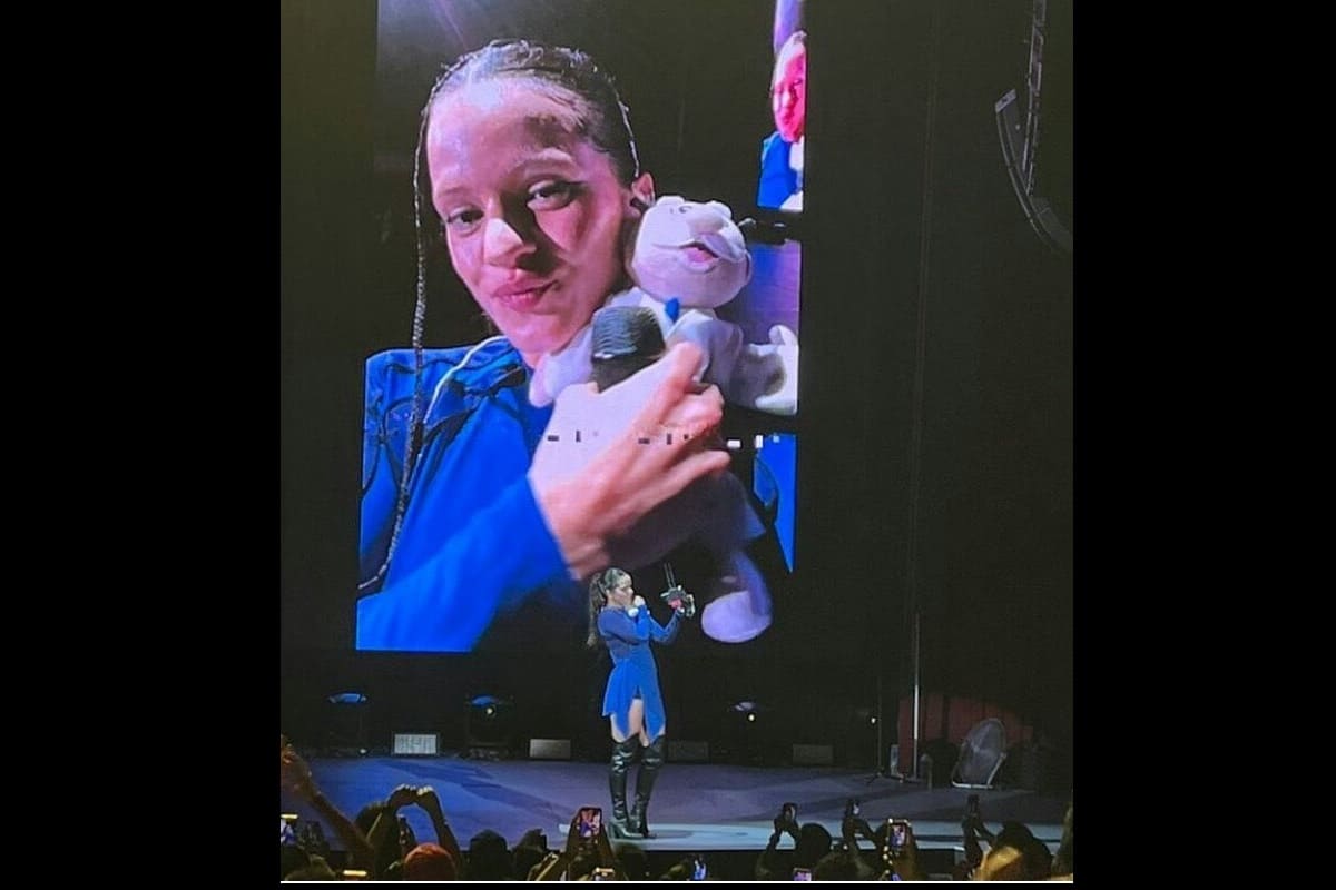 Llueven peluches del doctor Simi en concierto de Rosalía en la CdMx 2 Rosalia doctor simi motomami tour mexico 1