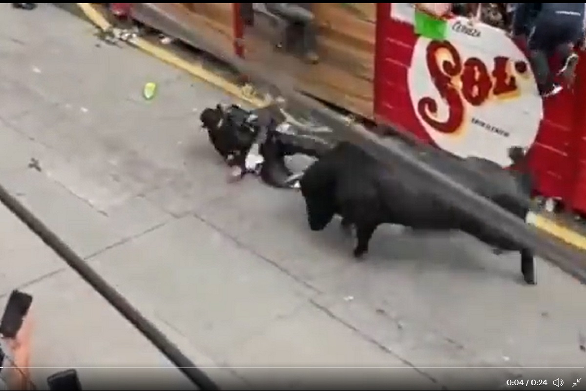 VIDEO: Toro ataca a un hombre en la Huamantlada, hay otros ocho heridos 2 camioneta 1