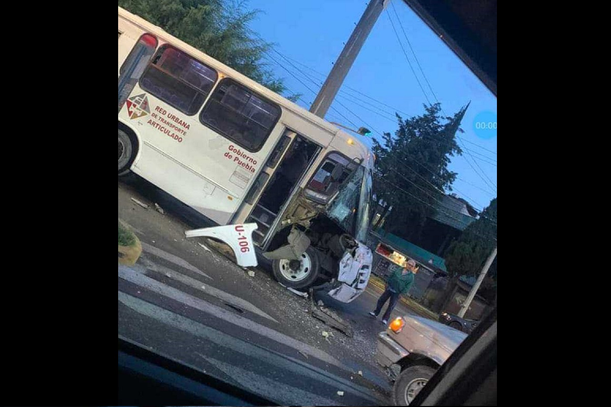 Alimentadora de RUTA se impacta contra una camioneta en Bosques 2 camioneta