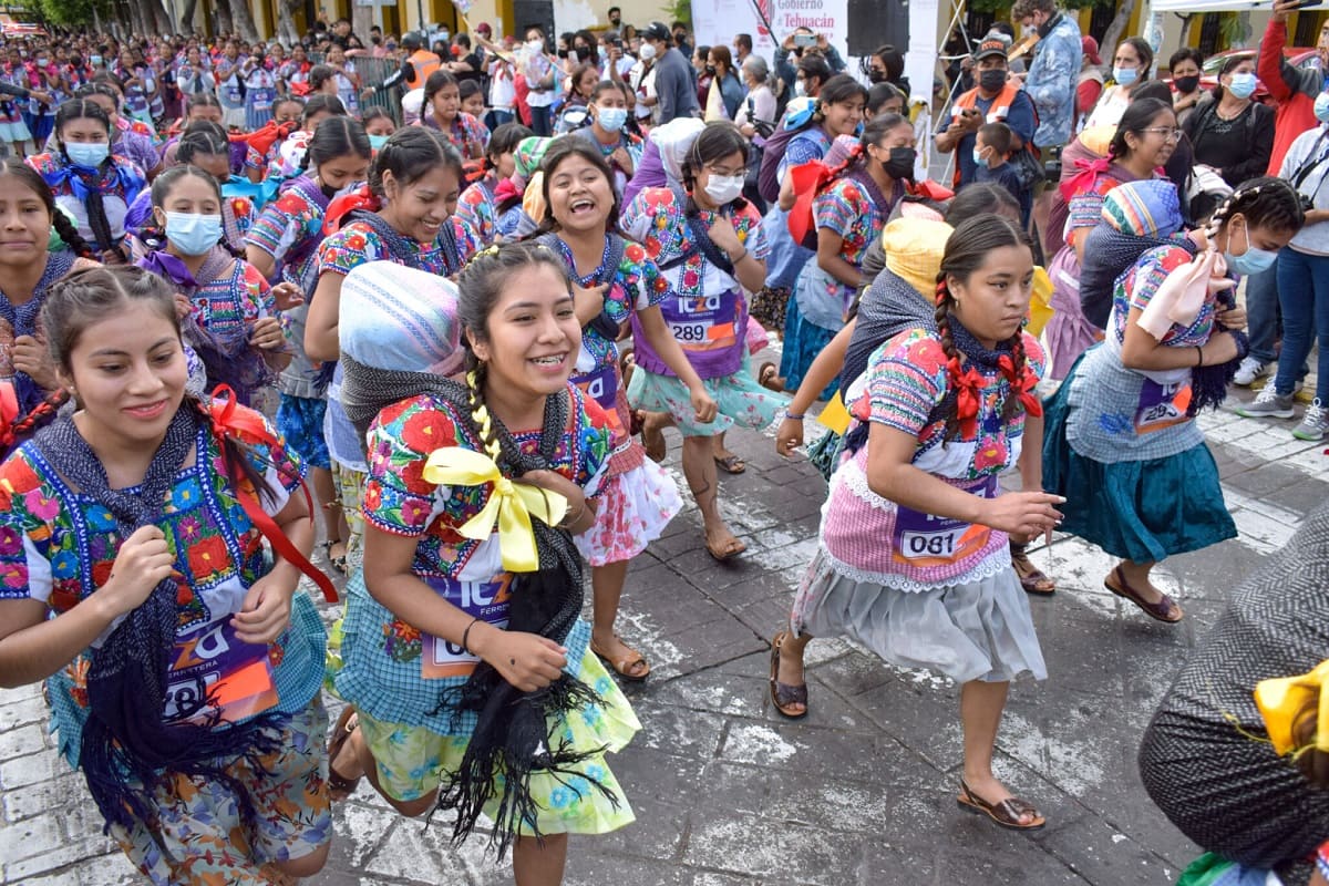 FOTOS: Mujeres cargan hasta 50 kilos en la Carrera de la Tortilla en Tehuacán 5 carrera de la tortilla 1