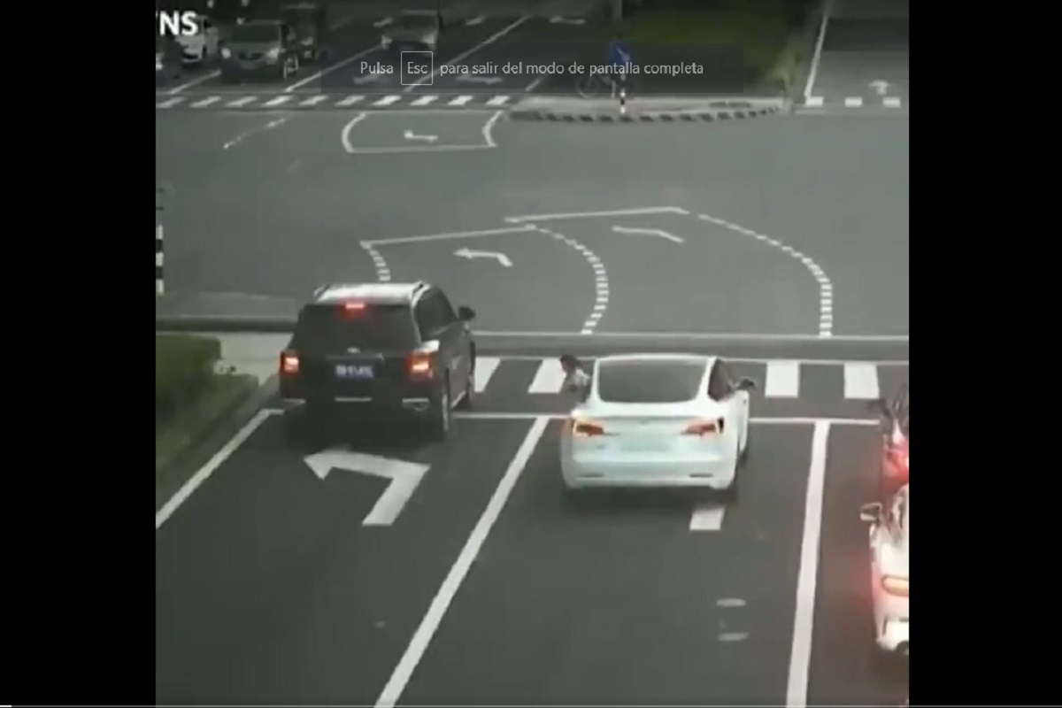 VIDEO FUERTE: Niña cae de la ventanilla de un auto en movimiento en China 2 china