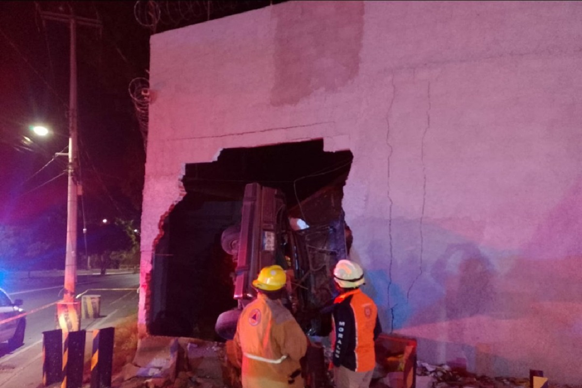 VIDEO: Vehículo se impacta contra la fachada de una ex fábrica en Mayorazgo y deja dos muertos 2 choque