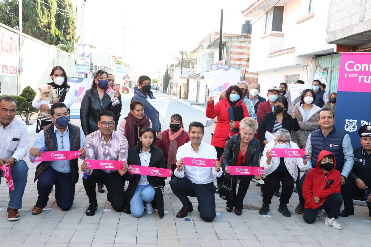 Entrega Ayuntamiento de Puebla calles en loma linda del programa construyendo contigo 2 construyendo contigo