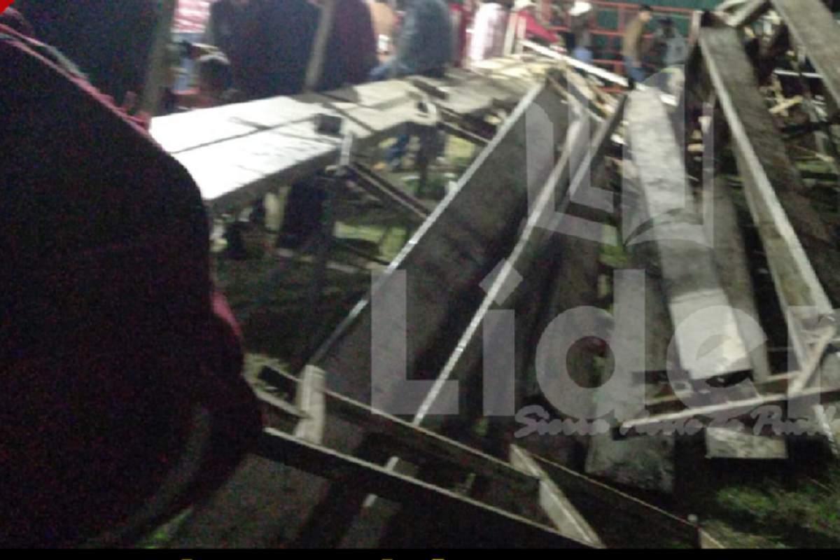 Colapsan gradas con más de 100 personas en feria de una comunidad de Huauchinango 2 derrumbe
