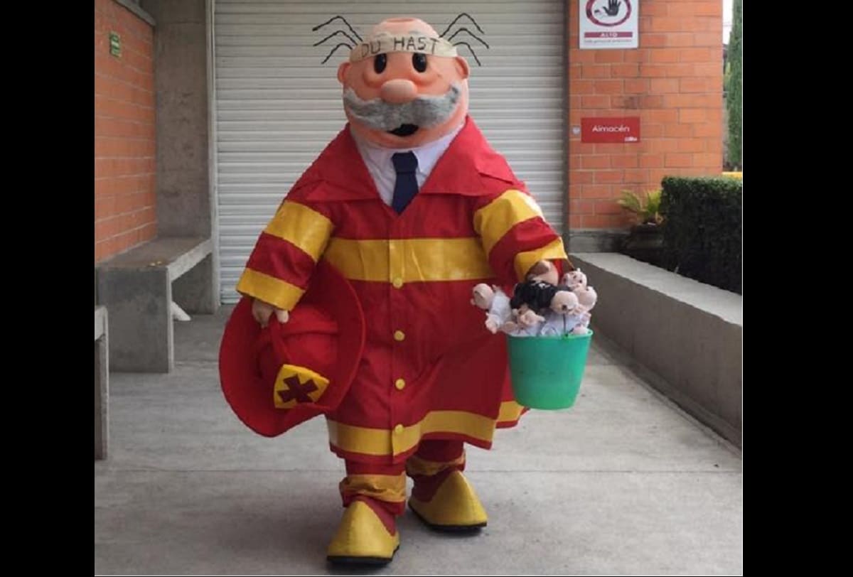 VIDEO: Dr. Simi reta a fans de Ramstein y se alista para lanzar peluches 2 dr simi 1