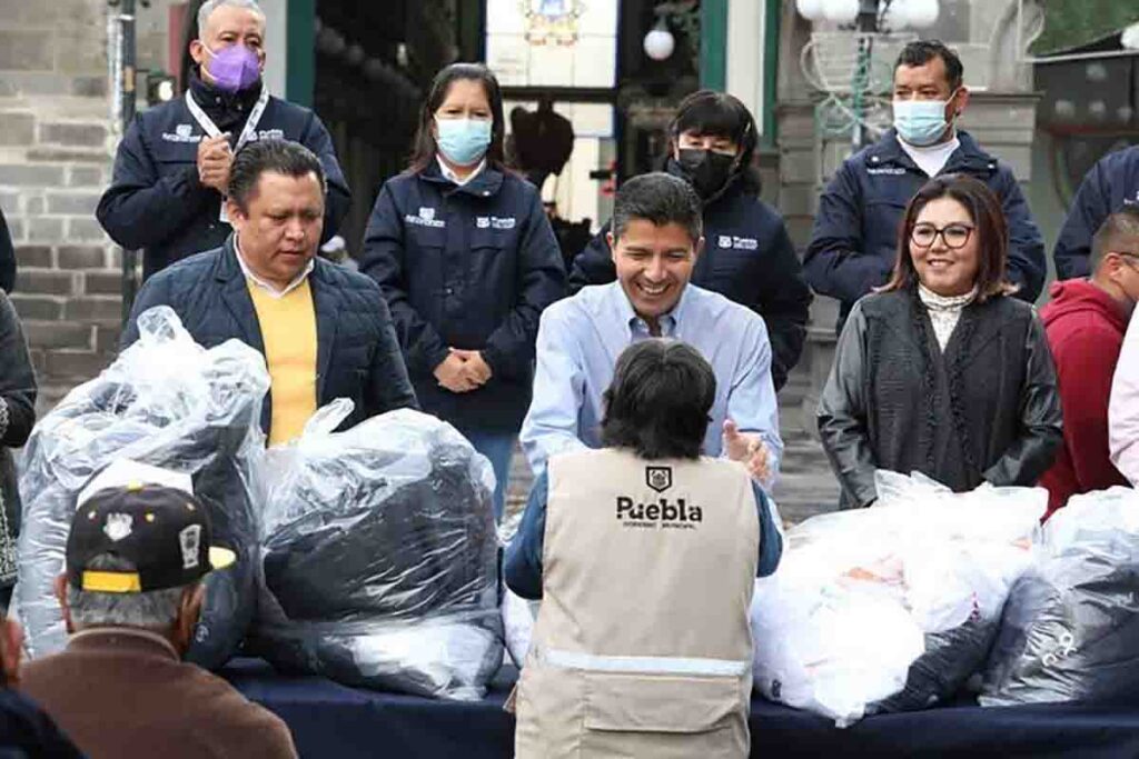 eduardo rivera entrega de uniformes