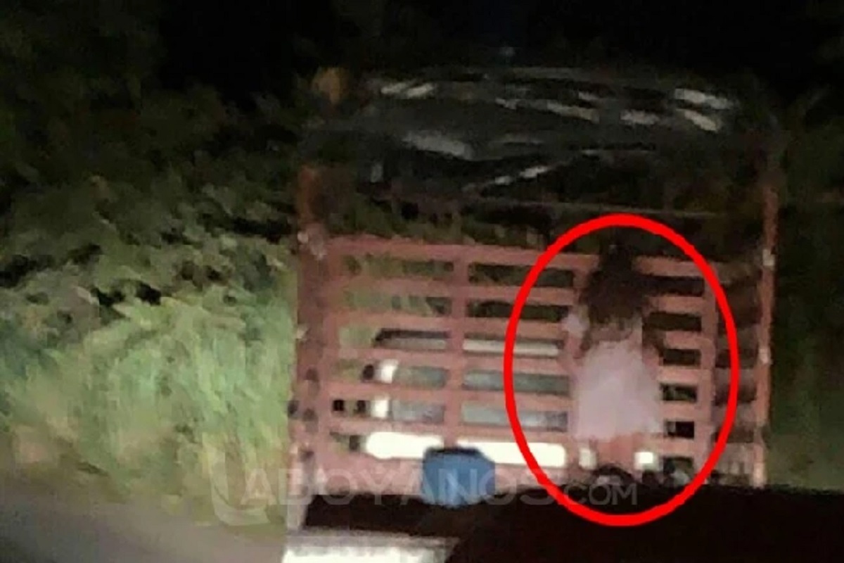 FOTO: Captan a supuesta niña fantasma colgada de un camión en Colombia 2 fantasma