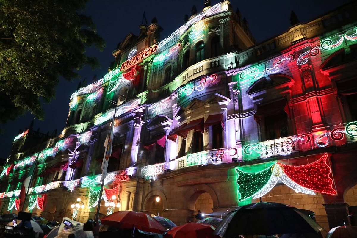 Analiza Ayuntamiento de Puebla noche libre para el 15 de septiembre 1 fiestas patrias