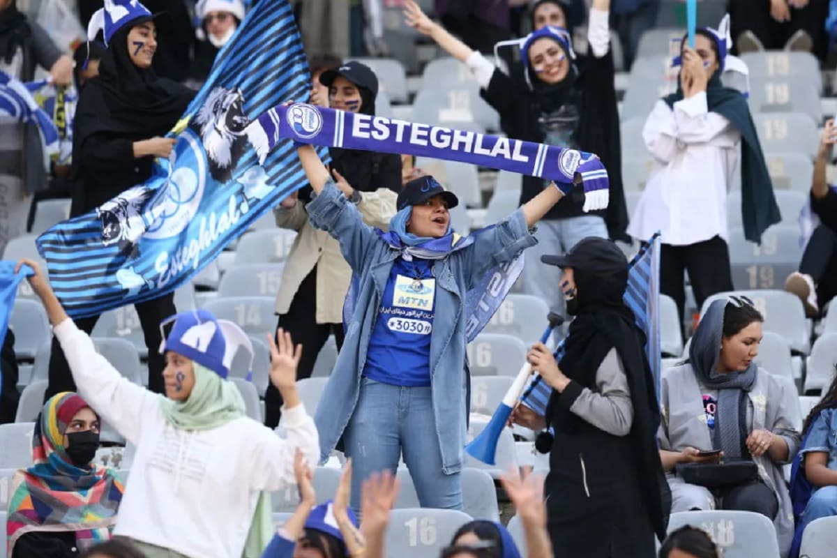 Después de 40 años, mujeres asisten a un estadio para un partido de futbol en Irán 6 mujeres futbol Iran
