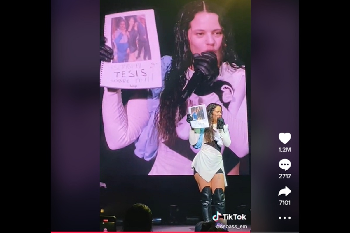 VIDEO: Fan de Nuevo León regala a Rosalía la tesis que hizo sobre ella 2 rosalia tesis