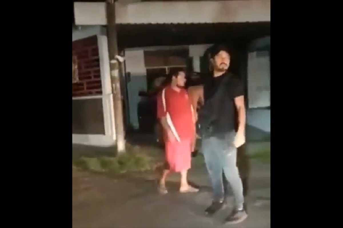 VIDEO: Elemento de la Marina desnudo intenta asfixiar a una mujer en Michoacán 2 semar