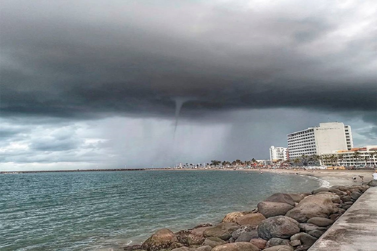 VIDEOS: "Mini tornado" genera pánico en Veracruz 2 tromba veracruz