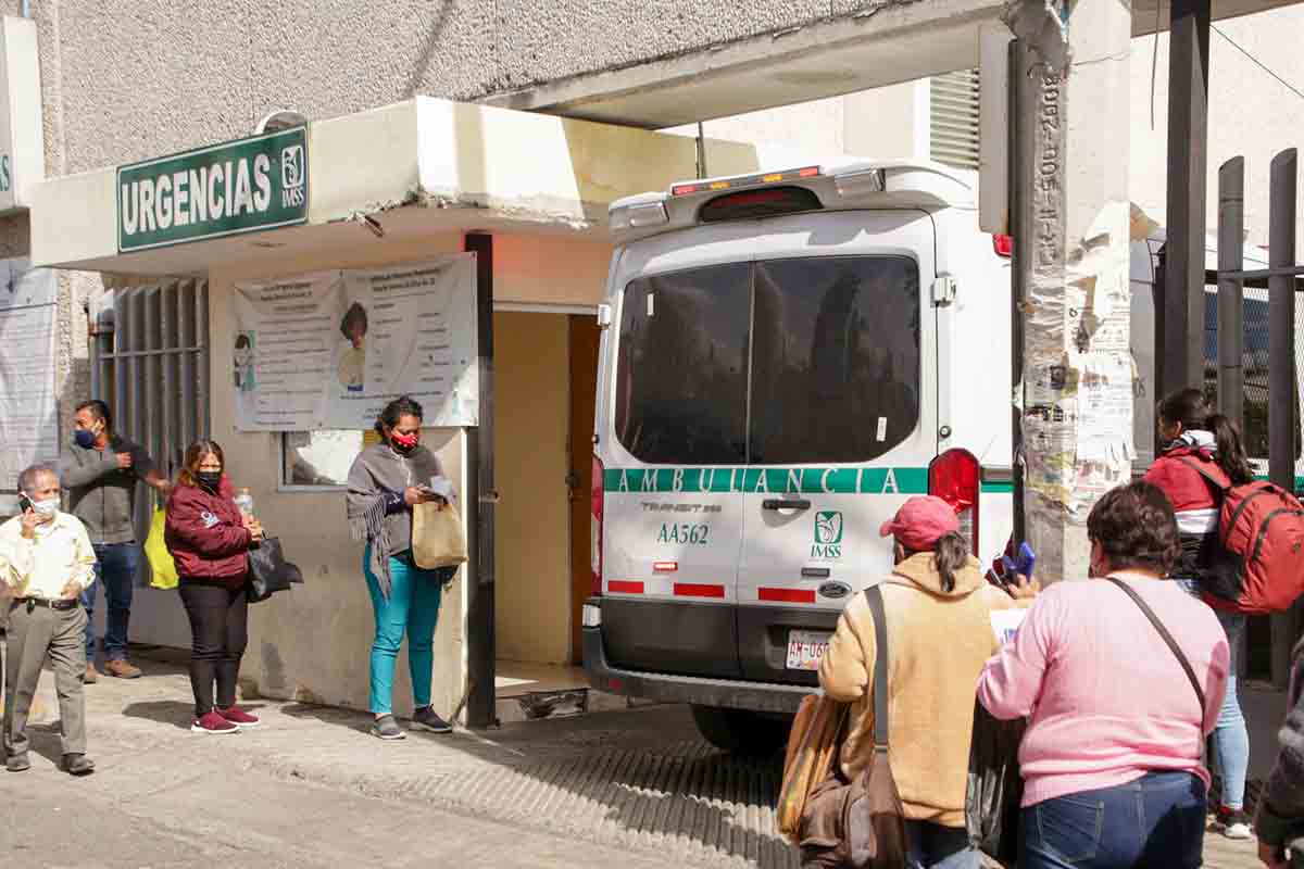 ¡Urge que lo reparen! Ahora en el IMSS La Margarita colocan cubetas y garrafón para almacenar agua de goteras 2 urgencias la margarita