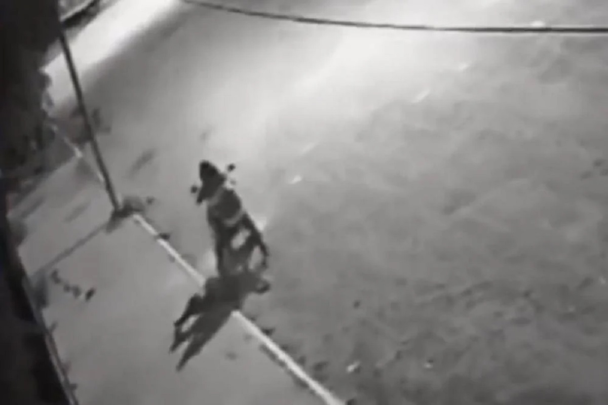 VIDEO: Hombres que viajaban en una motocicleta tiran cadáver en calles de San Luis Potosí 2 video motociclistas slp cadaver