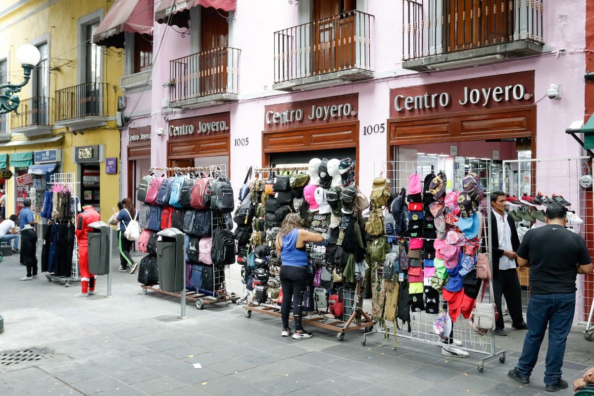 Mas de 50 ambulantes "toreros" operan en el Centro Histórico de Puebla: SEGOM