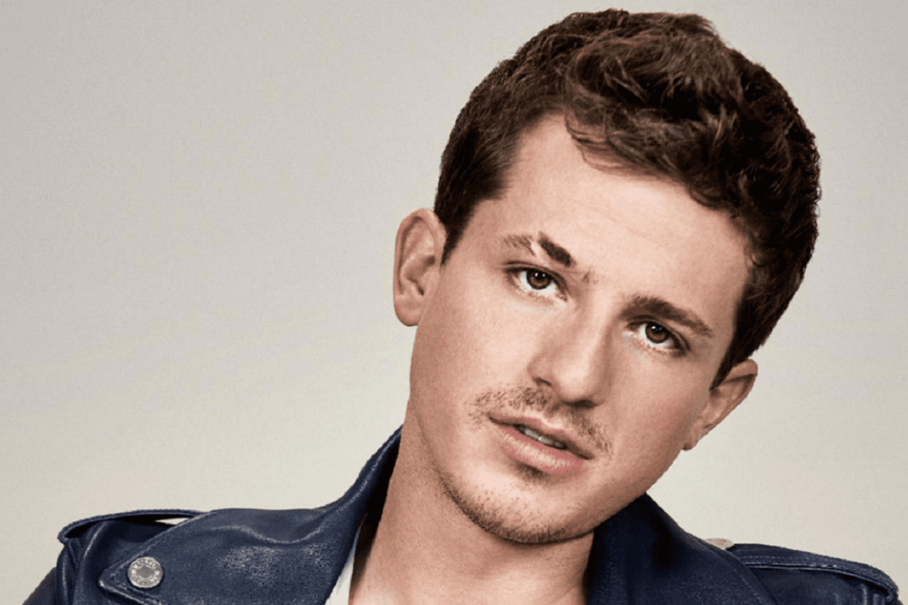 Charlie Puth comparte foto en ropa interior?