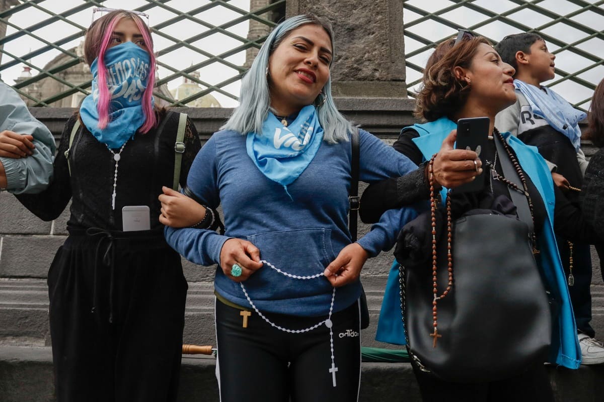 Católicos forman cadena humana en la Catedral de Puebla y rezan un rosario contra el aborto 2 Pro vida 1