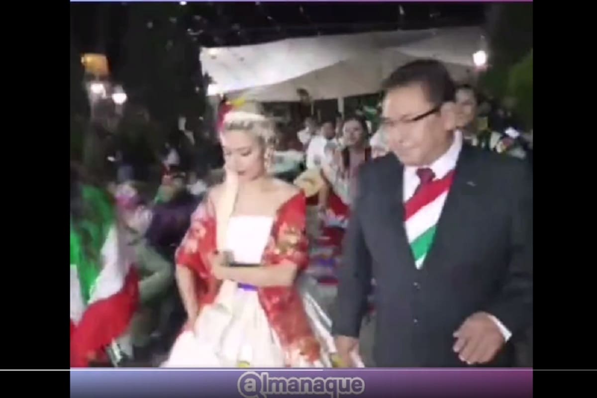 Alcalde de Acajete viola la constitución y usa banda presidencial para dar el Grito de Independencia 4 alcalde de acajete banda presidencial 1