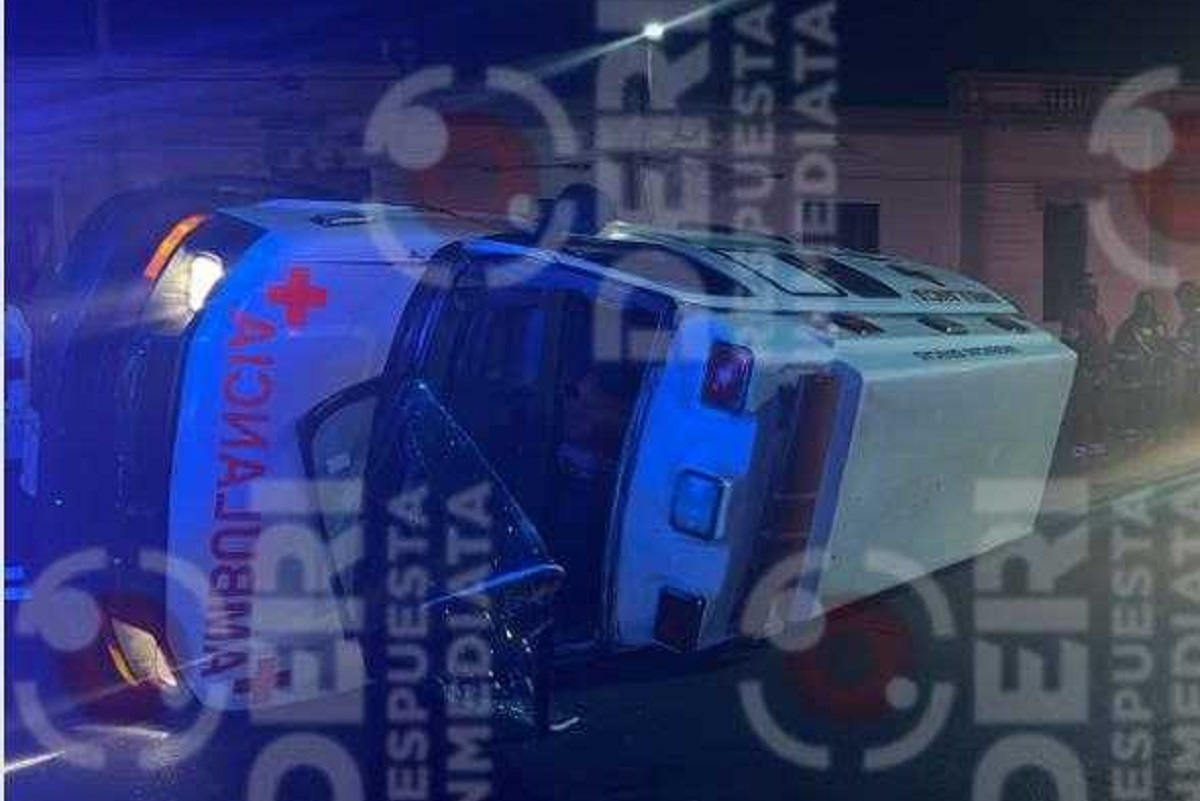 Ambulancia se vuelca sobre el Bulevar 5 de Mayo; hay cinco personas lesionadas 2 ambulancia 2