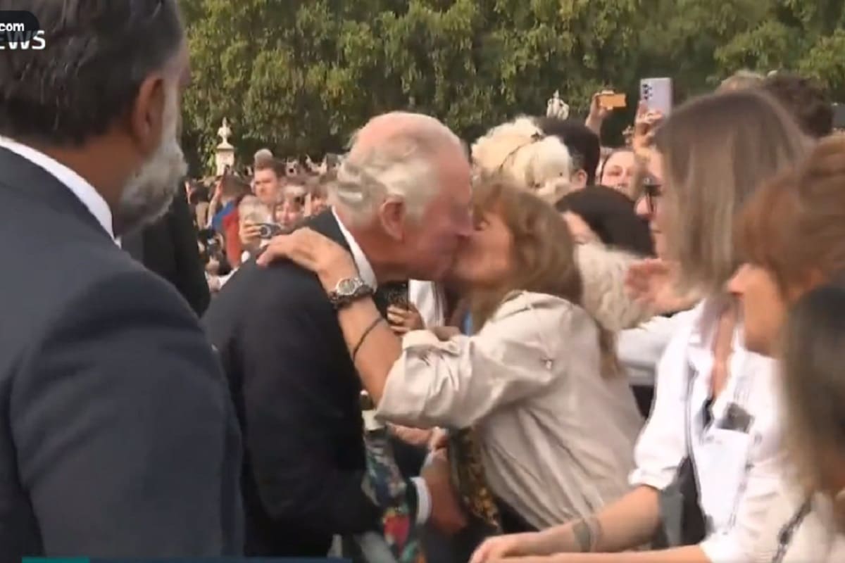 VIDEO: Mujer rompe el protocolo y le planta un beso al rey Carlos III 4 beso al rey Carlos 1