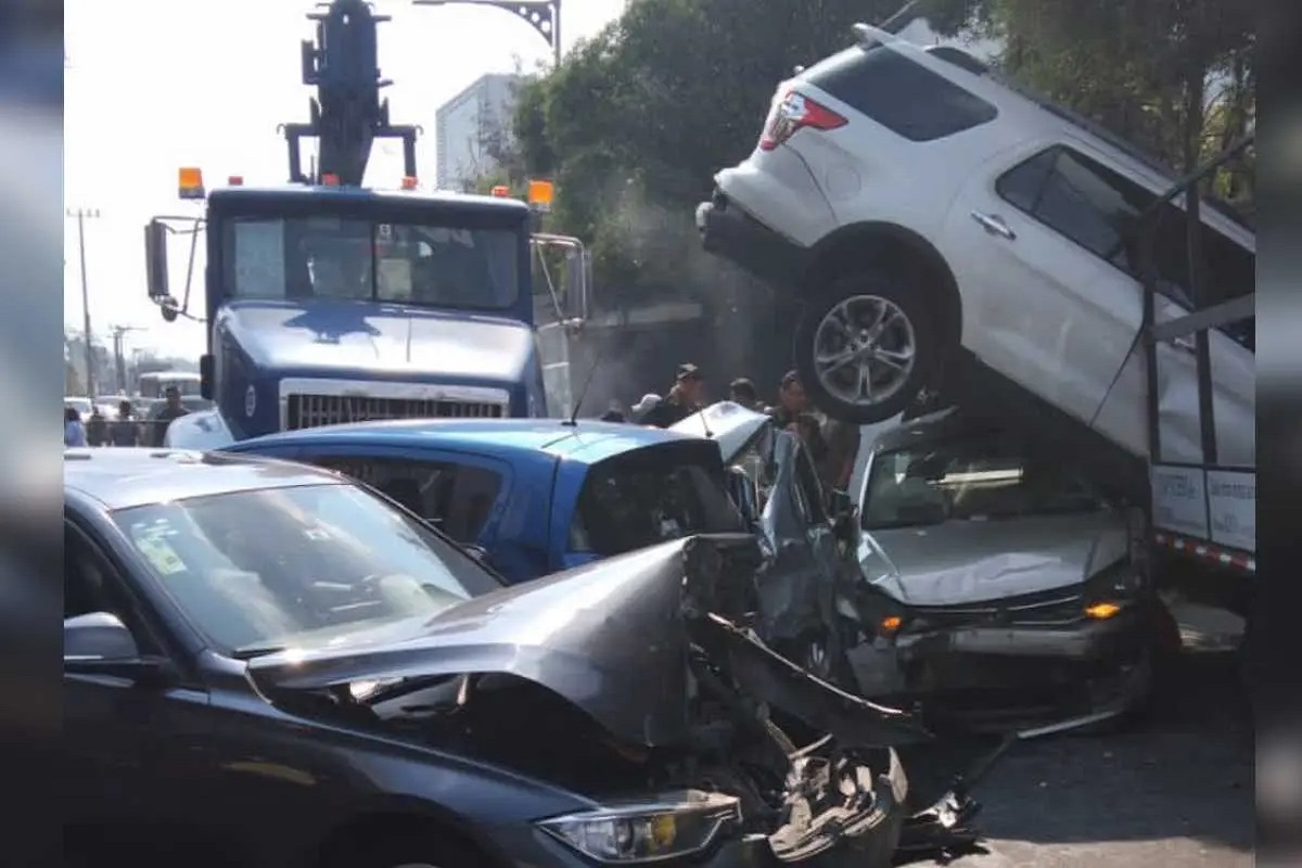 VIDEO: El momento exacto en el que un tráiler se queda sin frenos y provoca carambola en Santa Fe 2 carambola