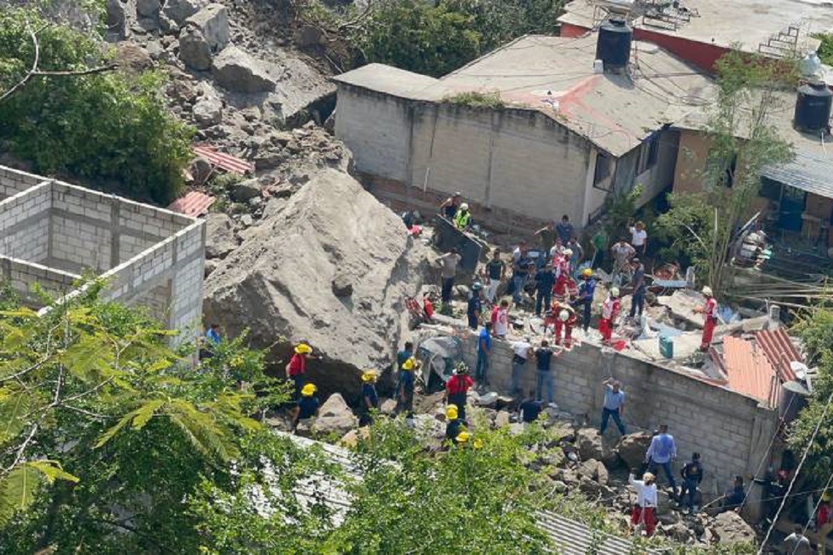Derrumbe en Cuernavaca deja cuerpos de dos mujeres sepultados bajo los escombros 2 derrumbe en cuernavaca
