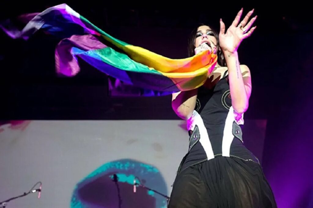 dua lipa bandera lgbt flag mexico