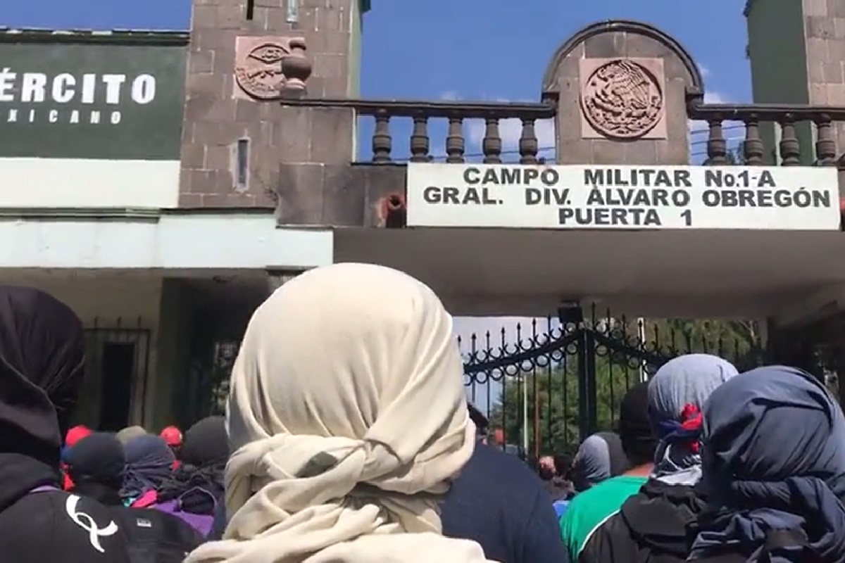 Normalistas lanzan petardos y piedras en el Campo Militar 1; GN agrede a periodistas 2 ejercito