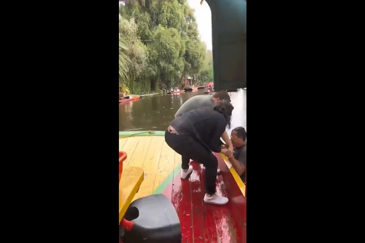 VIDEO: Cae de una trajinera en Xochimilco mientras bailaba "El Tucanazo" 2 el tucanazo