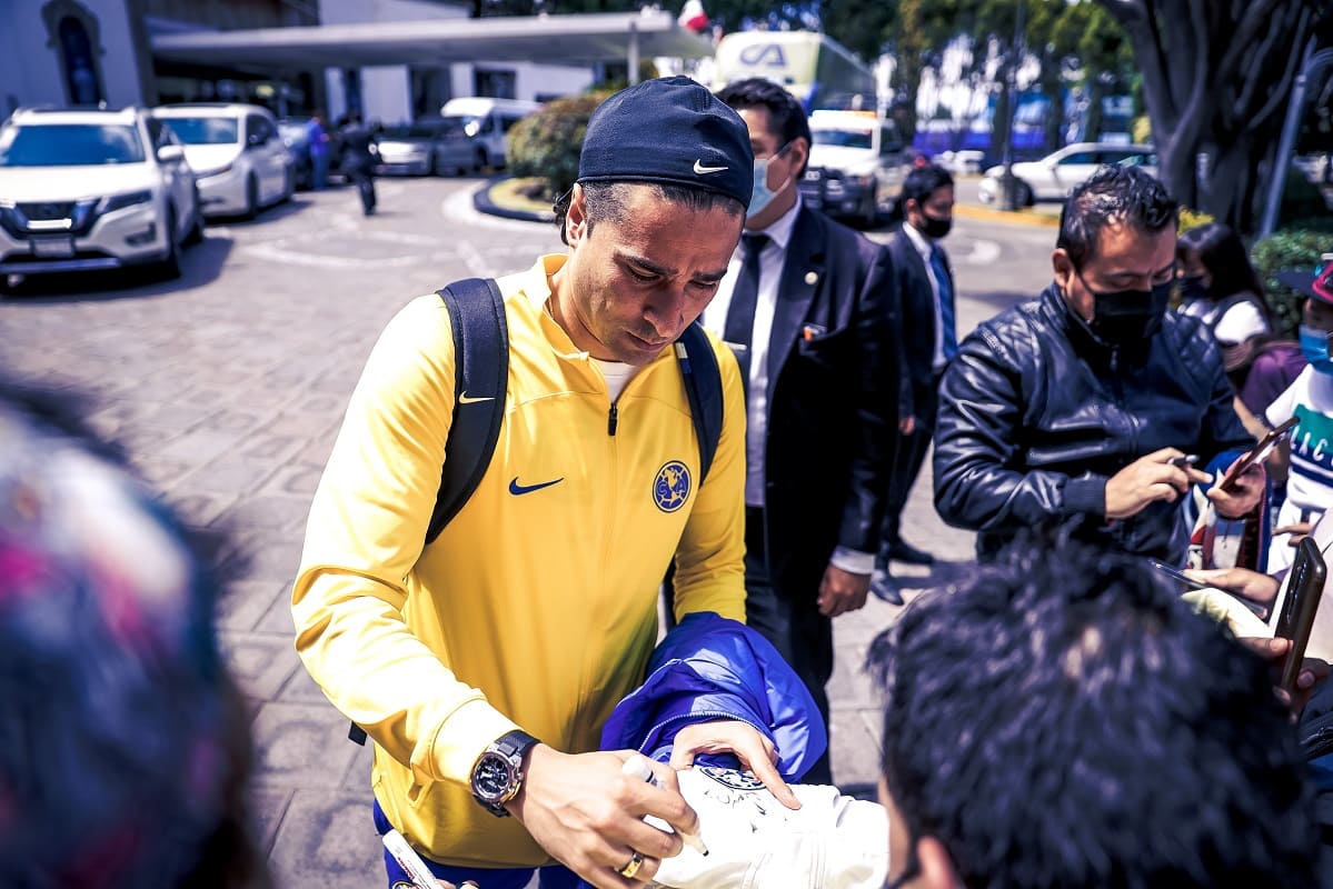 Llega América a Puebla para su partido ante la Franja; Memo Ochoa reparte autógrafos 2 guillermo ochoa america