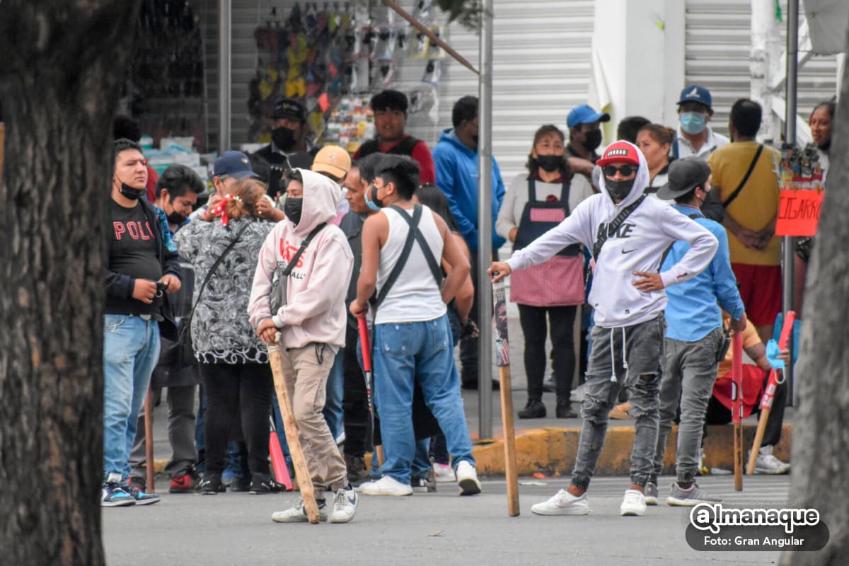 FOTOS/VIDEO: En riña, comerciantes de la 28 de Octubre lesionan a 10 policías y destrozan patrullas 7 hidalgo2