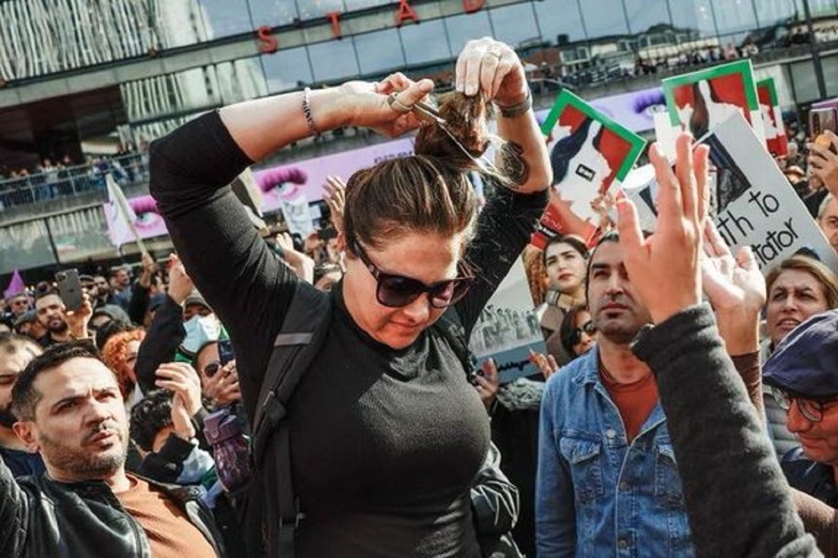 Mueren 35 personas durante protestas en Irán por feminicidio de Mahsa Amini 3 hiyab