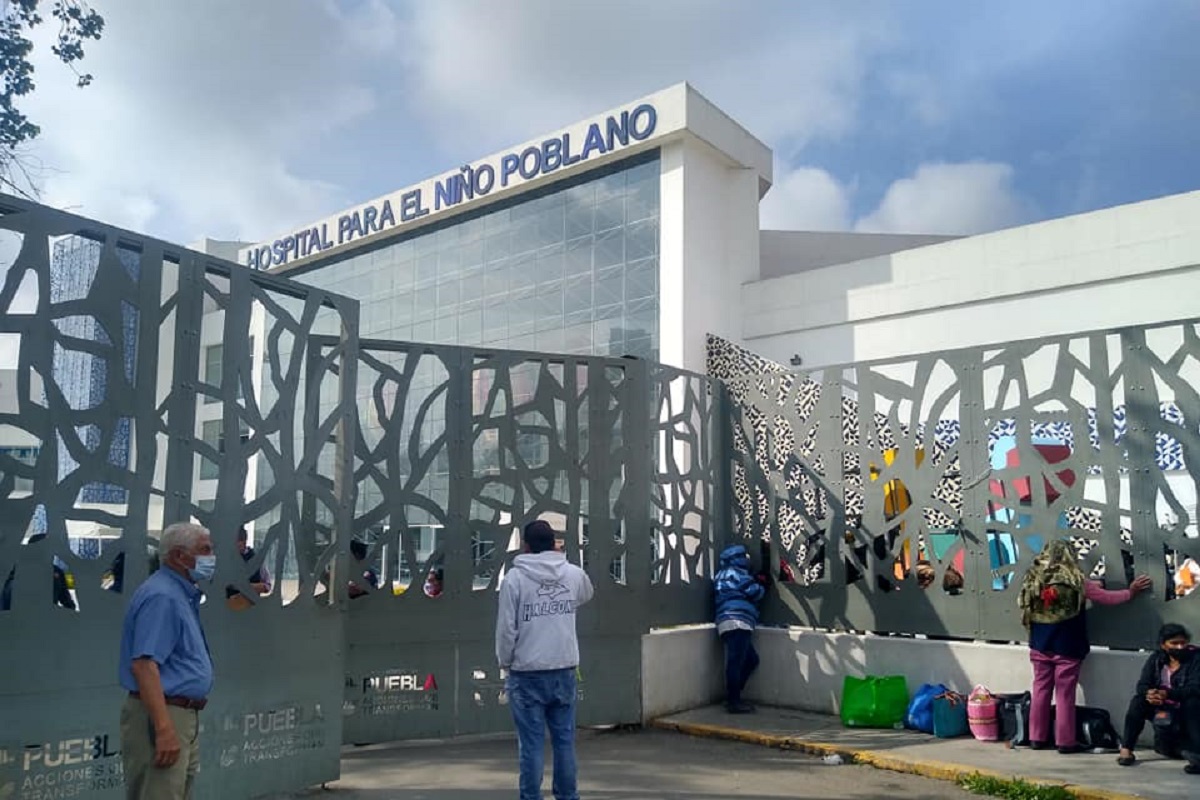 Gobierno de Puebla dialogó tres días con familiares en el Niño Poblano para que no acamparan en la calle 3 hospital para nino poblano