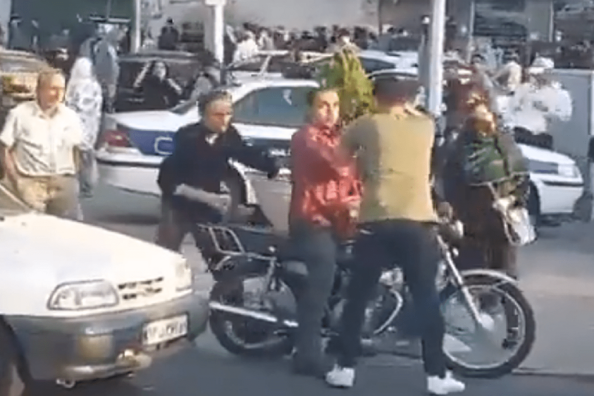 VIDEO: En protestas por Mahsa Amini, hombres defienden a mujer agredida con gas pimienta en Irán 2 movimiento en Iran