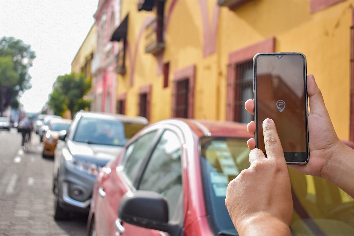 Establecimientos suspenden cobro a parquímetros en Puebla por mayor uso de aplicación 2 parkimovil