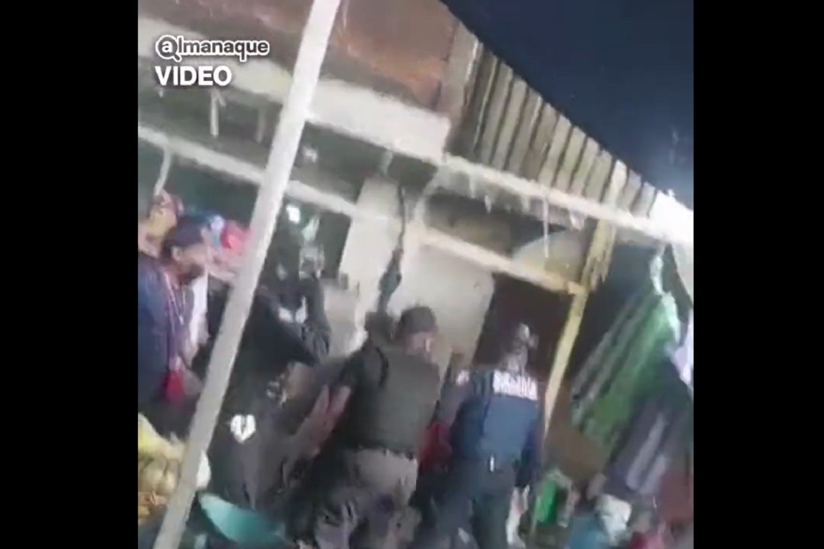 VIDEO: Vendedores del Mercado Hidalgo corren a golpes a 10 policías municipales en operativo 2 polisss