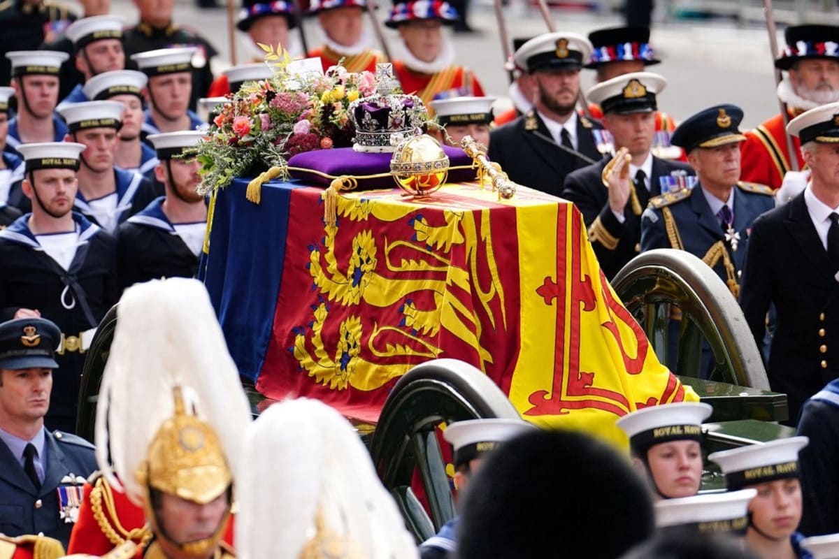 El rey Carlos III colocó una nota sobre el ataúd de Isabel II: ¿Qué decía?