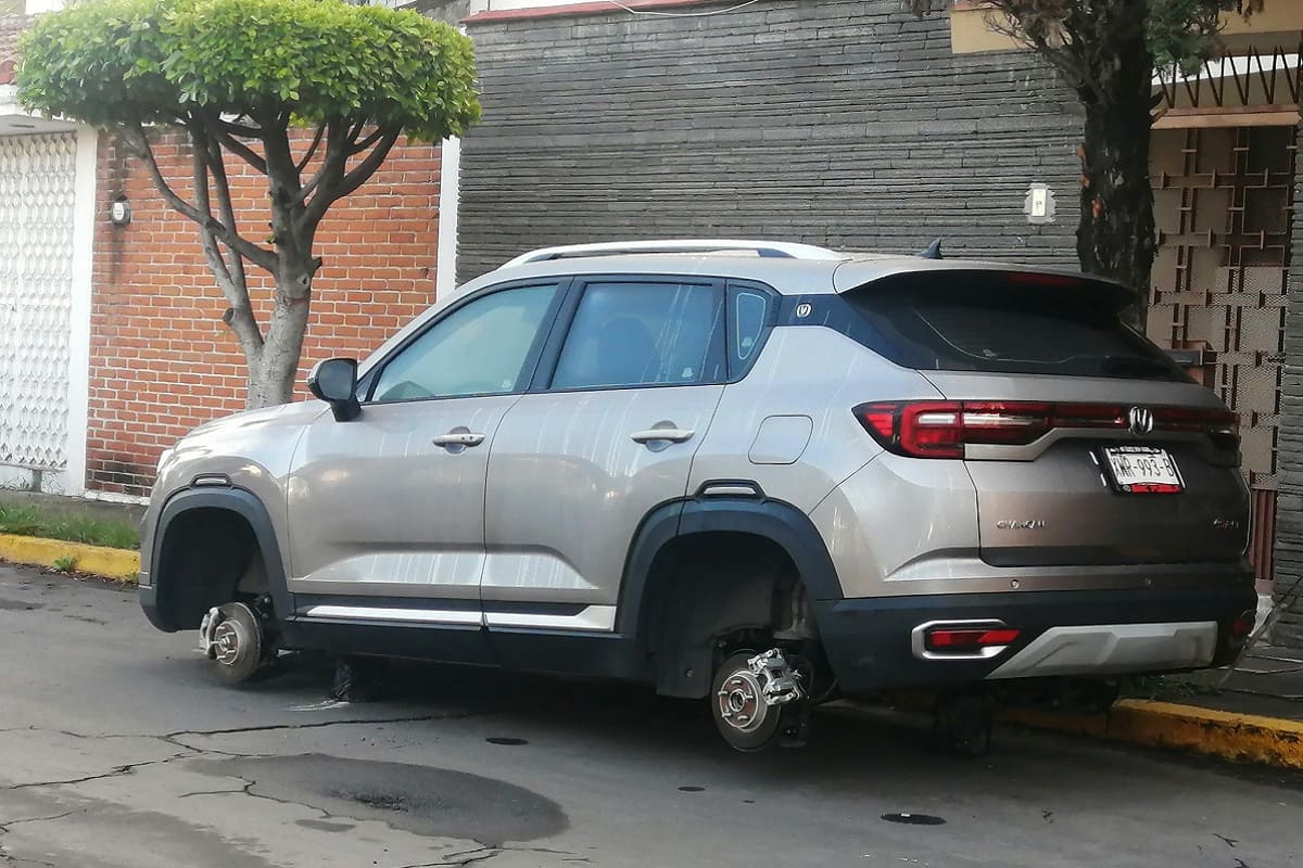 Le roban las 4 llantas a una camioneta en San José Mayorazgo 4 roban llantas 1