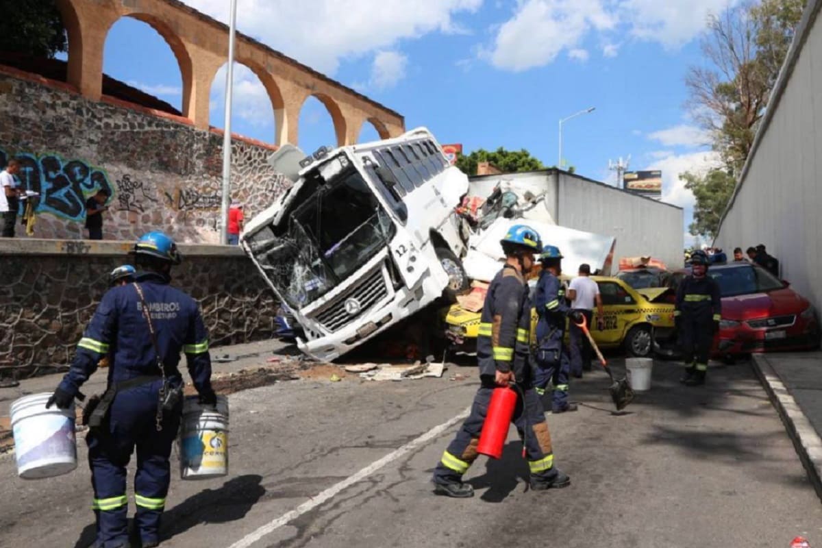 Querétaro: Tráiler se queda sin frenos y embiste a 22 vehículos 4 trailer en Queretaro 1