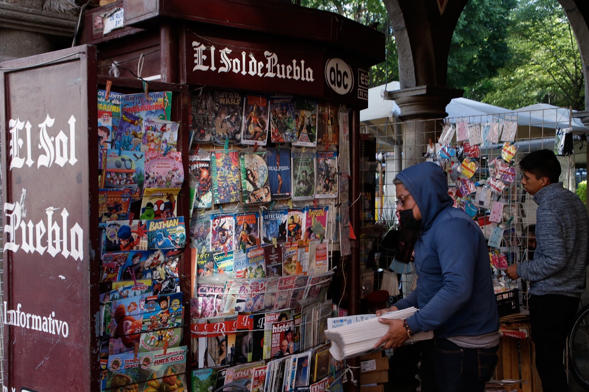 Ayuntamiento de Puebla pondrá horario a voceros para regular operación de casetas de periódicos 2 voceadores