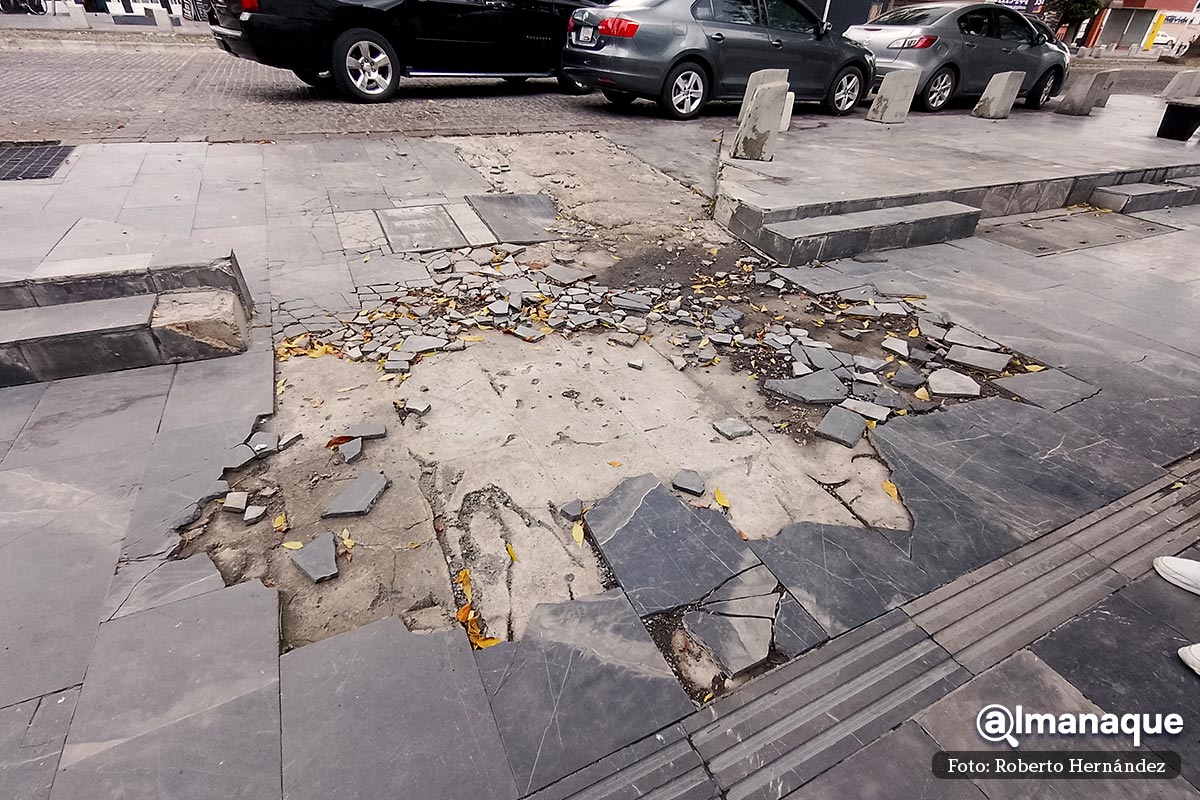 FOTOS: Baches y lajas rotas, así luce la Avenida Juárez a casi cinco años de su remodelación 17 Avenida Juarez 4 10