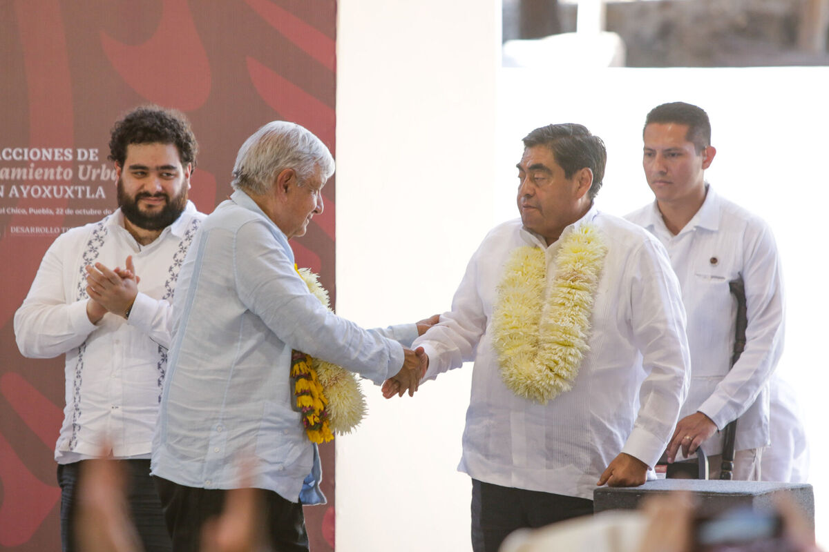 Docentes firmaron acuerdo de pago y luego se manifestaron en evento de AMLO: “a este gobierno no se presiona" 2 Barbosa y AMLO en Ayoxuxtla 1