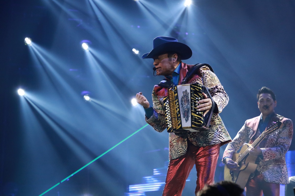 En pleno concierto, los Tigres del Norte informan fallecimiento de su madre... luego dicen que podría seguir viva 2 Los Tigres del Norte