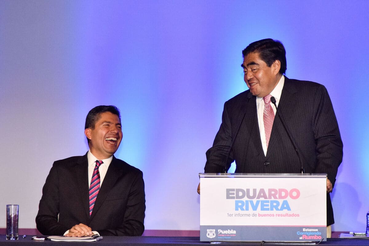 Miguel Barbosa bromea con Eduardo Rivera por amenaza de RMV