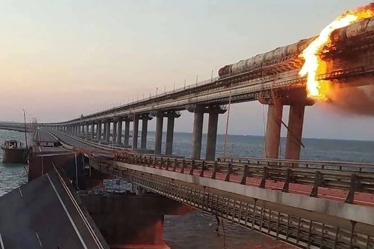 Parte del único puente que une a Crimea con Rusia colapsa tras explosión 4 Puente Crimea 1