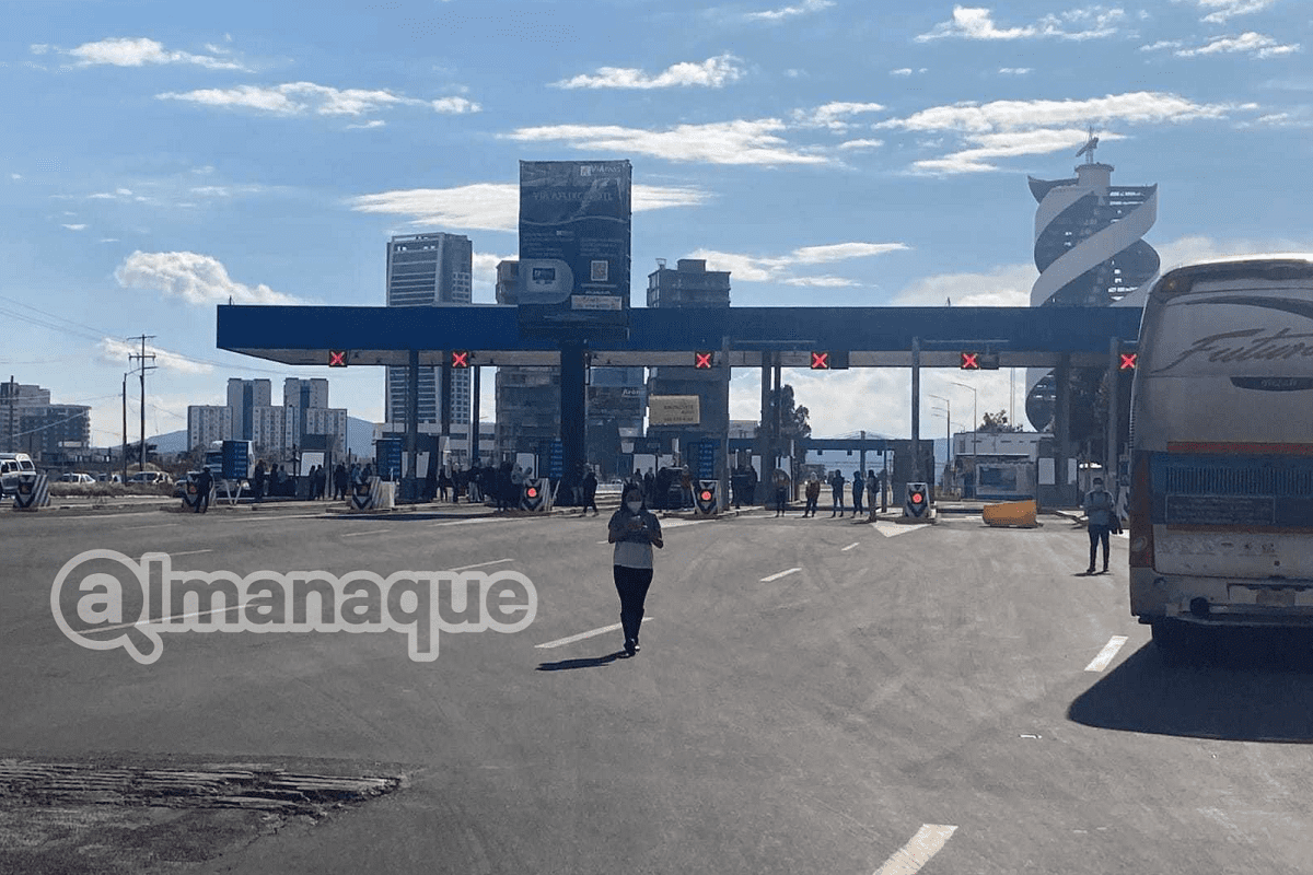 Normalistas de Teteles bloquean caseta a Atlixco y piden cooperación a automovilistas 5 Toma de caseta 1