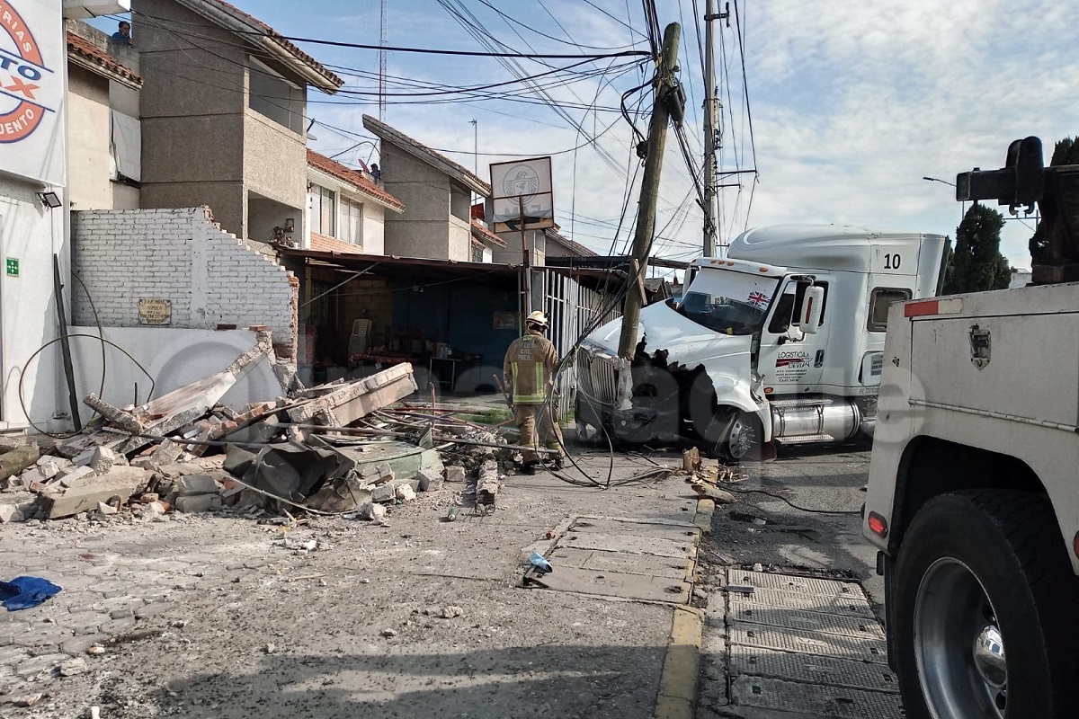 Tráiler choca contra una casa en Bosques y lesiona a pareja de adultos mayores 2 Xonacatepec