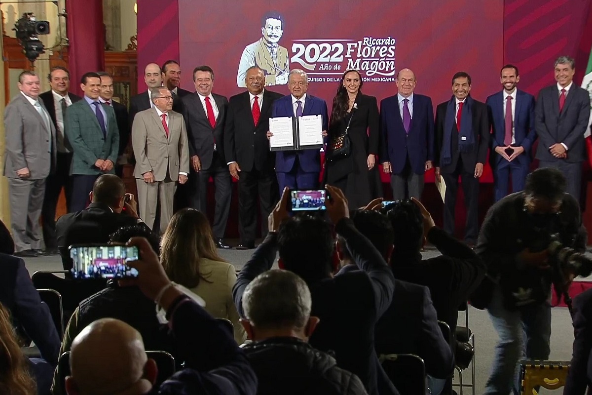 AMLO y empresarios firman acuerdo para reducir precio de la canasta básica; esto costará 3 acuerdo canasta bastica