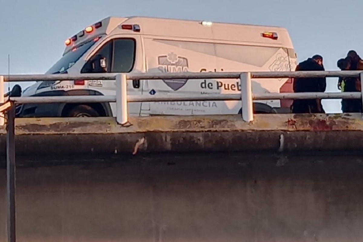 Hombre intenta aventarse de un puente de la CAPU en Puebla 2 ambulancia