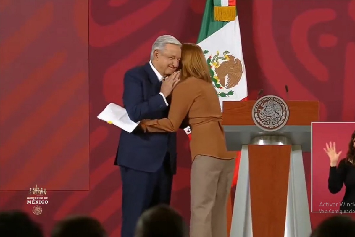 Critican a AMLO por no regresar abrazo a Tatiana Clouthier 2 amlo abrazo no correspondido